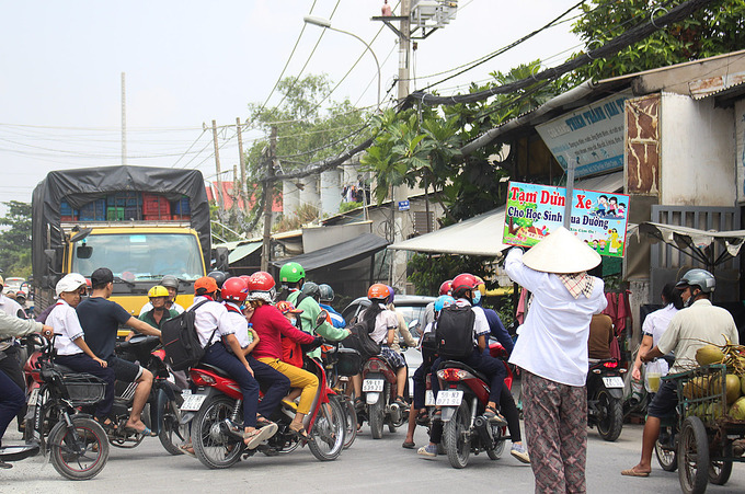 chuyen-cu-ba-u70-ngay-ngay-chan-xe-giup-hoc-sinh-sang-duong-di-hoc