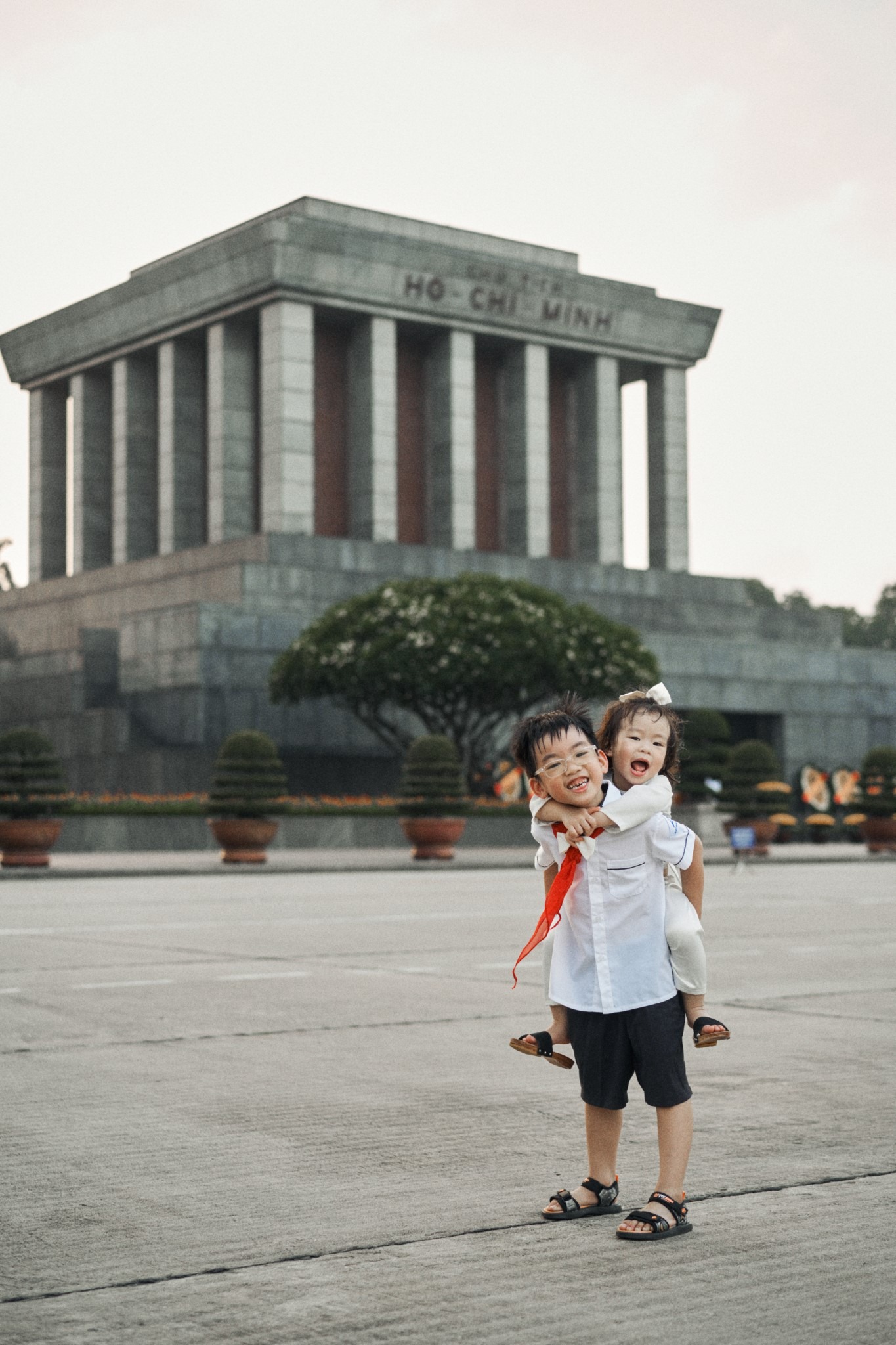 hai-anh-em-tan-huong-ngay-thu-o-lang-bac-sieu-de-thuong