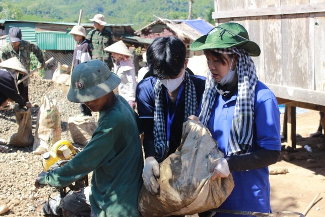 nu-sinh-hue-vuot-kho-khan-quyet-chi-hoc-hanh-cham-chi