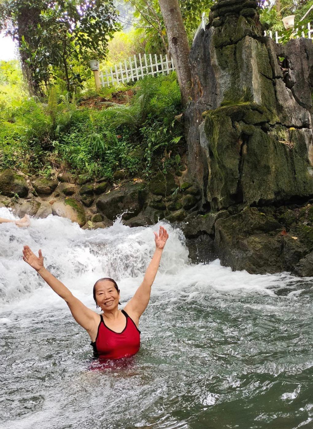 cu-ba-u80-o-ha-noi-lap-ky-luc-yoga-noi-duoi-nuoc-hiem-ai-lam-duoc