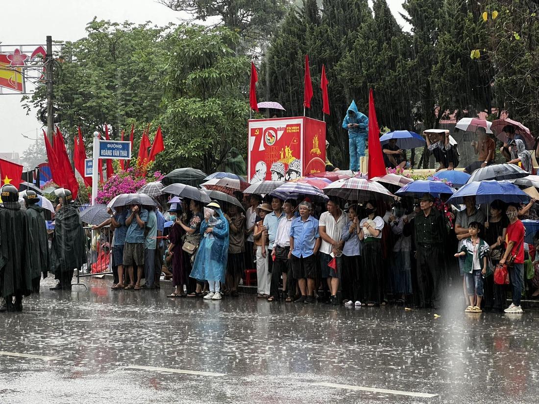 troi-mua-nguoi-dan-van-ra-duong-xem-ky-niem-chien-thang-dien-bien-phu