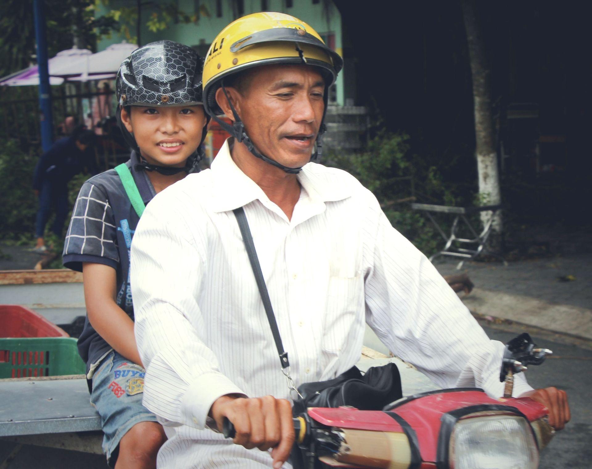 chuyen-ong-bo-don-than-tay-ninh-phat-com-tu-thien-cho-nguoi-khon-kho