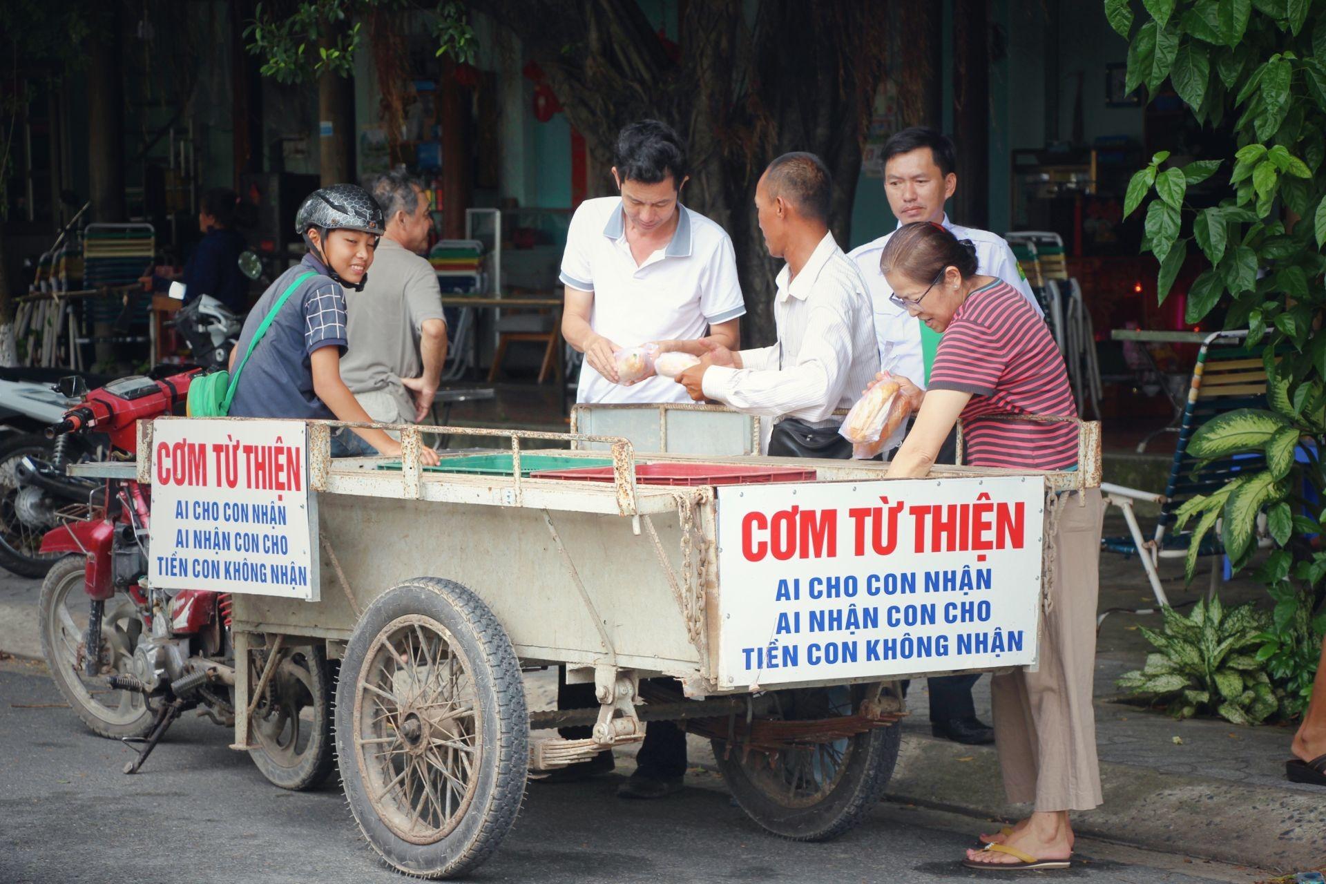 chuyen-ong-bo-don-than-tay-ninh-phat-com-tu-thien-cho-nguoi-khon-kho