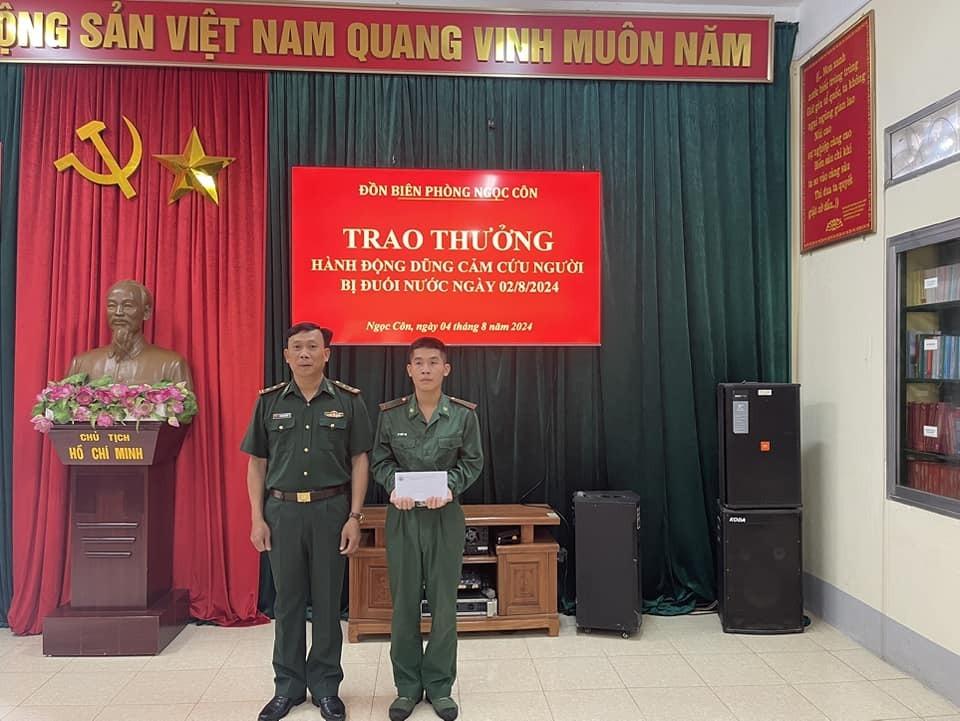 chien-si-bien-phong-cuu-be-gai-bi-duoi-nuoc-trong-dem-o-cao-bang