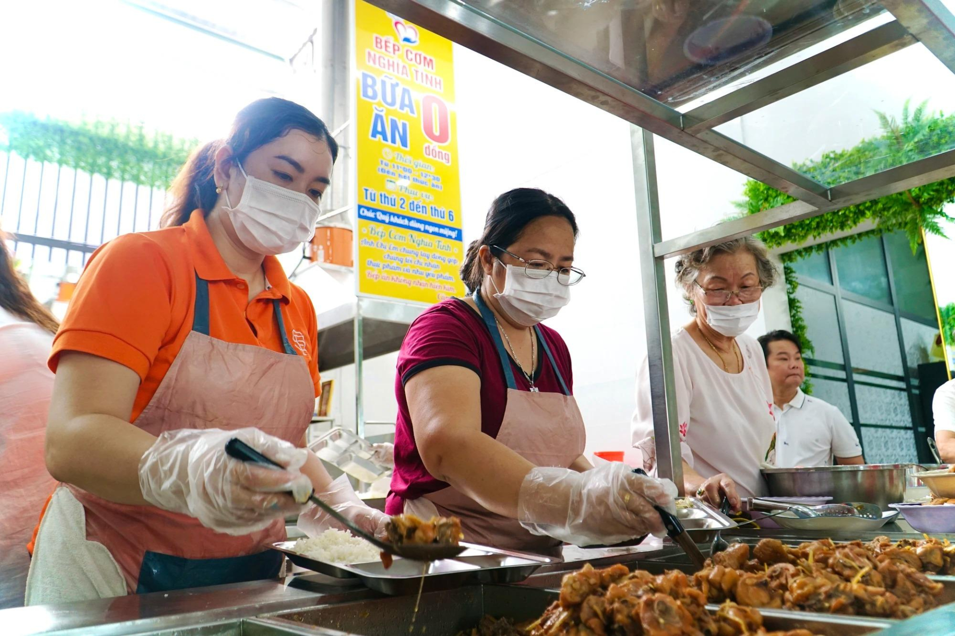 am-long-mot-gia-dinh-o-binh-duong-chi-tien-ty-mo-quan-com-mien-phi