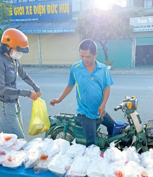 mo-hinh-bat-com-nghia-tinh-giup-nguoi-khon-kho-co-bua-an-am-bung