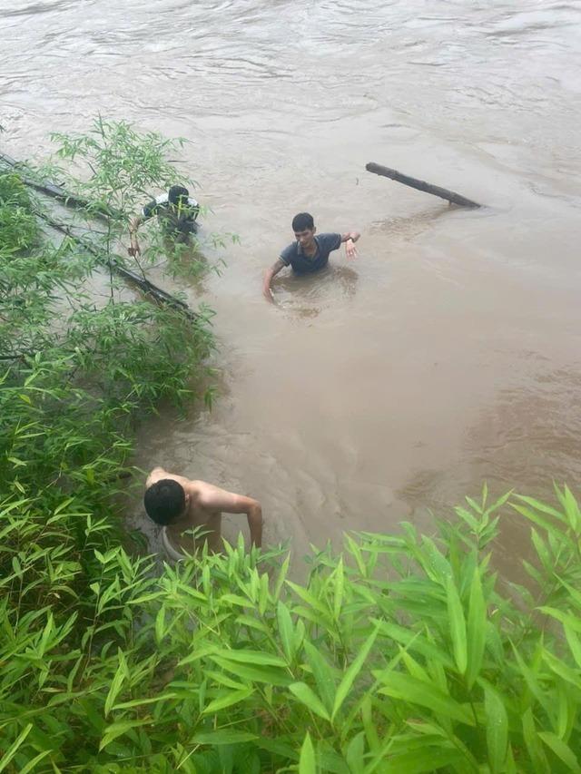 chan-dung-hai-nguoi-dan-ong-nhay-song-cuu-tai-xe-duoi-nuoc-o-bac-giang