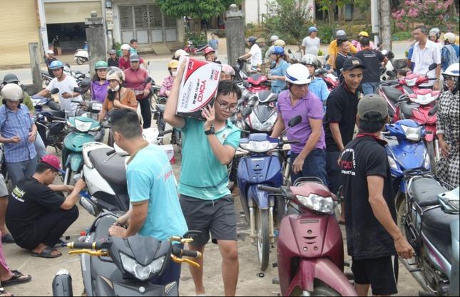 am-long-nhung-tinh-nguyen-vien-nhan-sua-xe-mien-phi-cho-ba-con-vung-lu