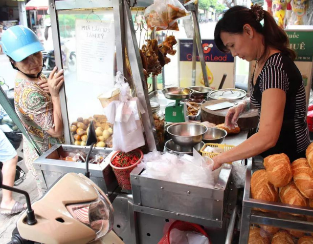 Chi-ban-banh-mi-cau-chuyen-nhan-van-cam-dong