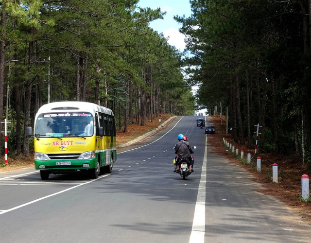 Chuyen-xe-bus-bao-to-cau-chuyen-dang-suy-ngam (1)