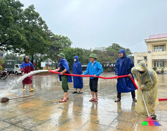 hang-tram-ban-tre-quang-binh-ra-suc-don-bun-giup-nguoi-dan (1)