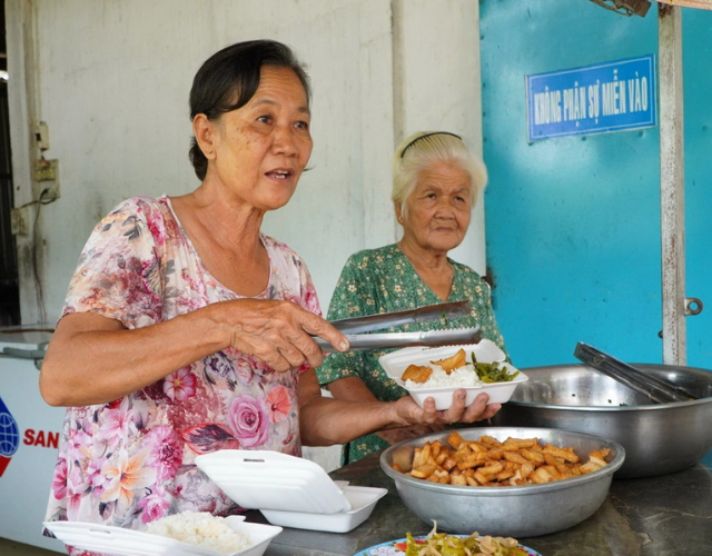 am-long-bep-an-0-dong-danh-cho-hoc-sinh-ngheo (2)