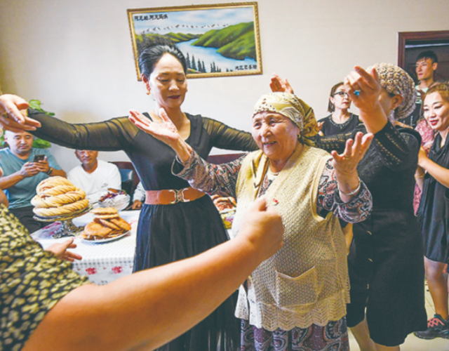chan-dung-nguoi-me-nhan-nuoi-10-dua-con-den-tu-cac-dan-toc-khac-nhau (1)