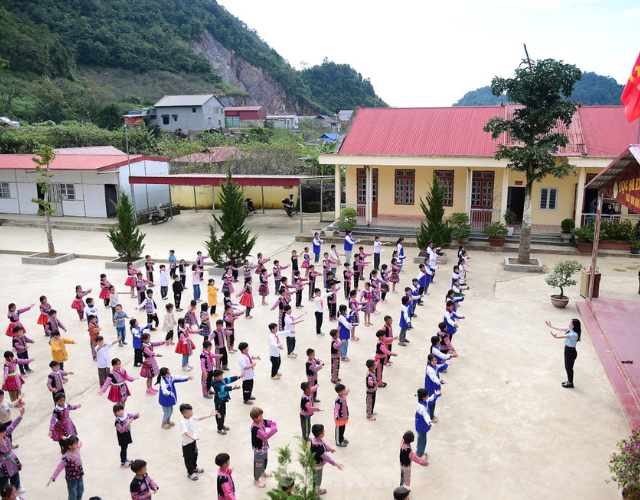 co-tong-phu-trach-doi-vuot-kho-truyen-cam-hung-cho-hoc-tro-mien-reo-cao (1)