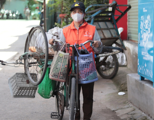 nhom-ban-tre-giup-cong-dong-song-xanh-de-dang-hon