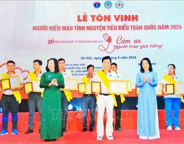 thay-giao-vung-vien-50-lan-hien-mau-tinh-nguyen-cho-di-la-con-mai (1)