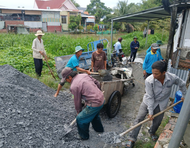 chang-thanh-nien-mien-tay-gop-suc-xay-hang-tram-cay-cau-nong-thon