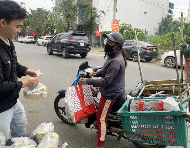 am-ap-nhung-quay-com-0-dong-tai-da-nang-ngay-cuoi-nam (3)