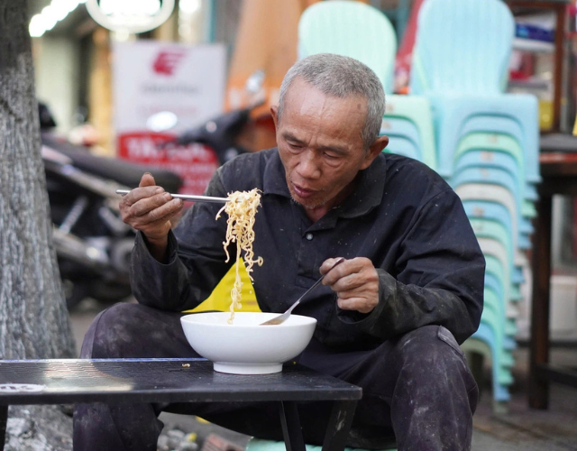 tiem-com-mi-1000-dong-am-long-nguoi-lao-dong-tai-bien-hoa (1)