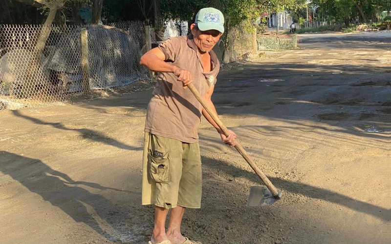 Người đàn ông tình nguyện vá đường nông thôn giúp bà con đi lại an toàn