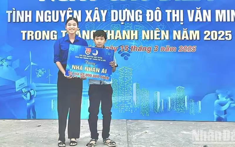 Nữ sinh lớp 10 trao tặng 60 triệu tiền tiết kiệm để xây nhà nhân ái