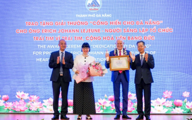 Giáo sư người Đức được trao giải “Cống hiến cho Đà Nẵng”