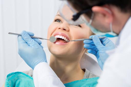 Chi phí hàn răng sâu bao nhiêu là hợp lý? Nhân viên văn phòng chia sẻ bí kíp tiết kiệm tối đa! 