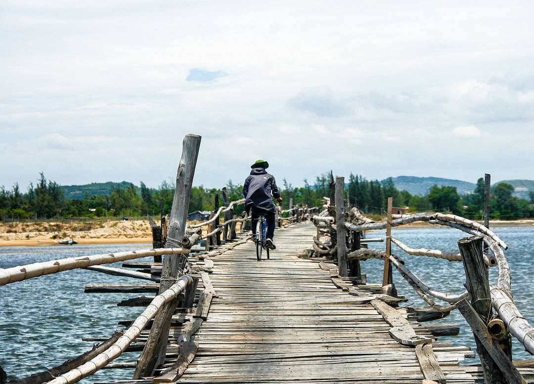 Cay-cau-go-dai-nhat-Viet-Nam-diem-check-in-ly-tuong-cua-xu-hoa-vang-co-xanh-1