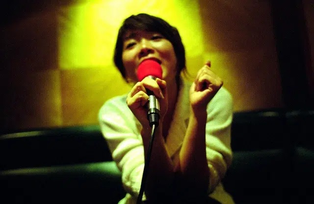 chuyen-kho-tin-it-nguoi-biet-dang-sau-su-ra-doi-cua-may-karaoke-9