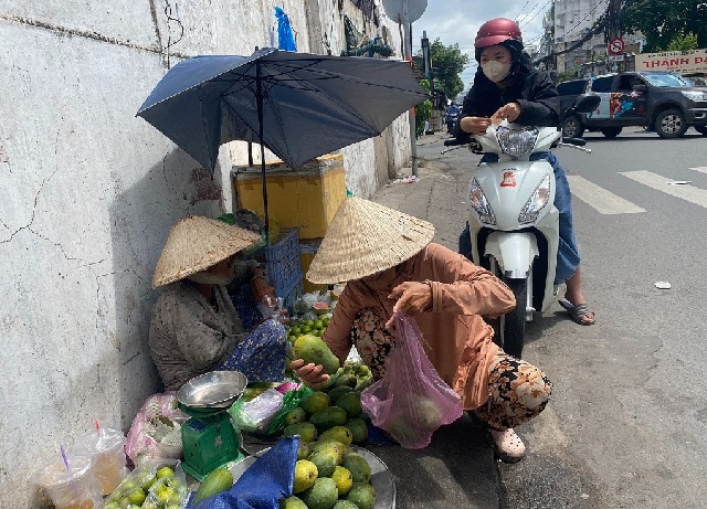 nguoi-sai-gon-chung-tay-giup-cu-ba-92-tuoi-ban-trai-cay-muu-sinh