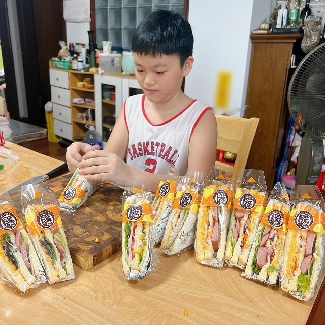 chan-dung-nam-sinh-lop-7-khoi-nghiep-voi-sap-banh-sandwich-4