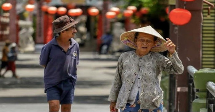 Cụ bà mang đôi dép tông lào mòn đế - Câu chuyện nhân văn