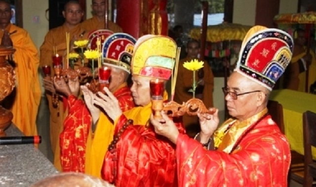 Thắp hương 1 hay 3 que lên bàn thờ theo quan điểm nhà Phật
